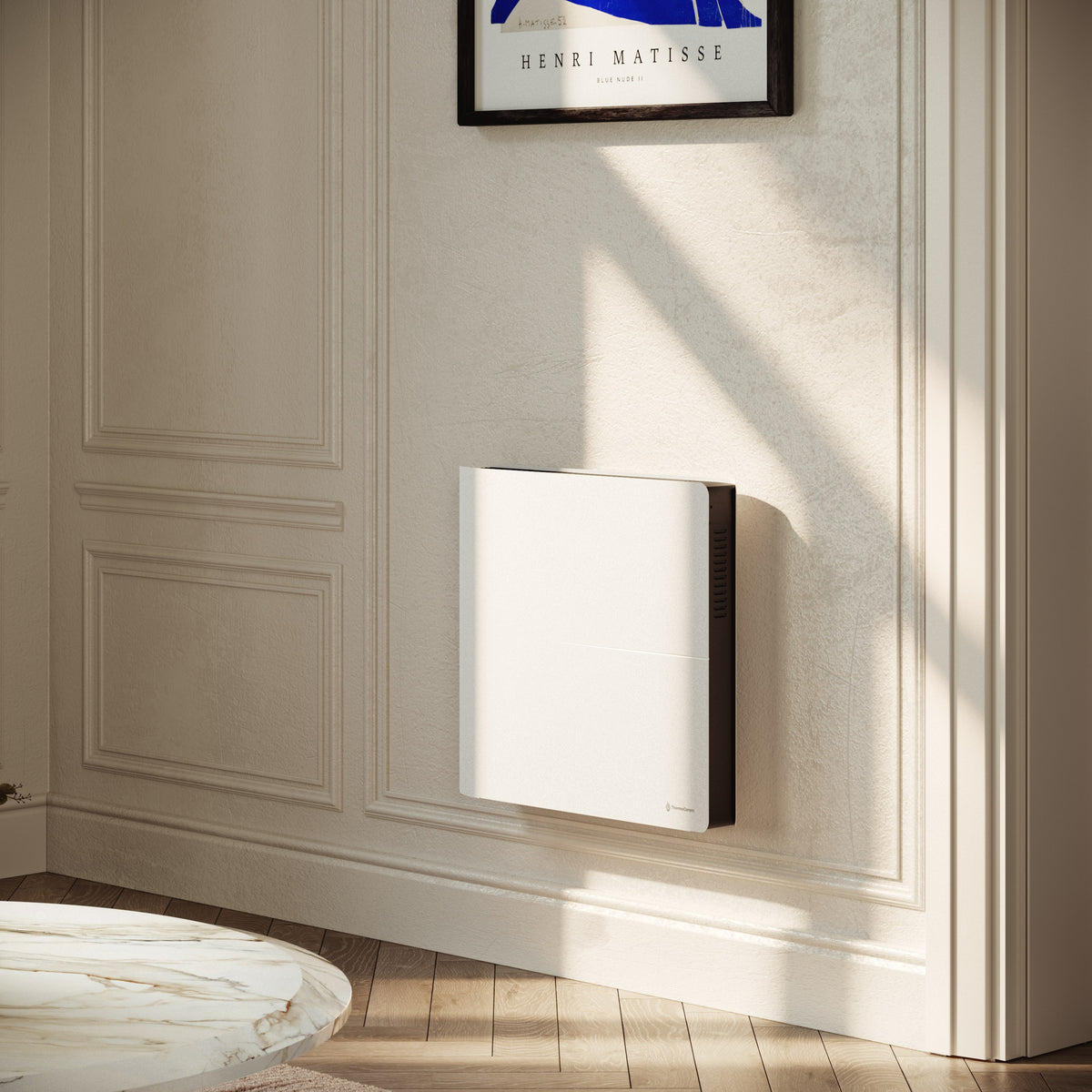 Primer plano del radiador Molia de 1000 W blanco instalado en la pared, con su perfil fino